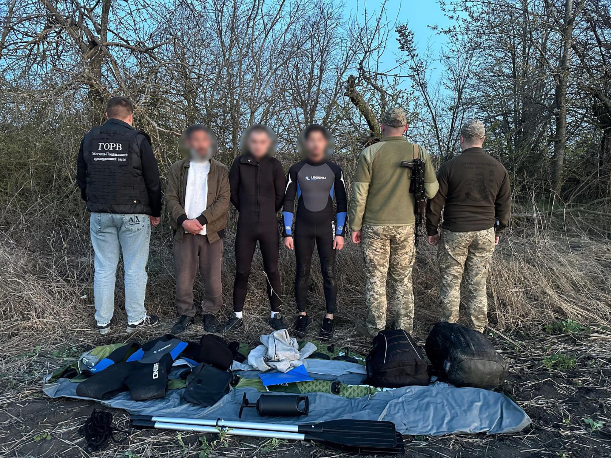 Професійне екіпірування та гумовий човен: на Дністрі викрили «екстремалів», які планували втечу за кордон
