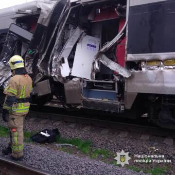 Поліція з’ясовує обставини зіткнення поїзда та тепловоза на Вінниччині