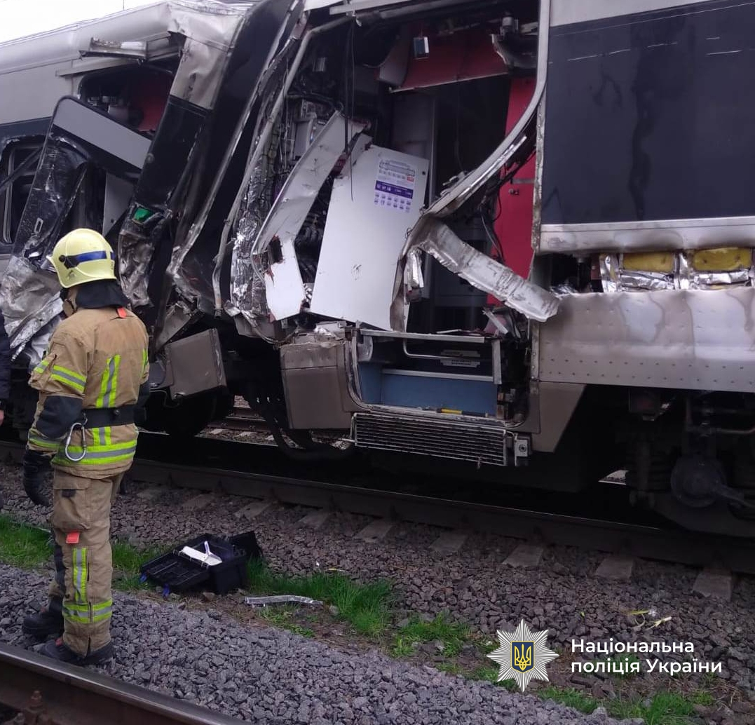 Поліція з’ясовує обставини зіткнення поїзда та тепловоза на Вінниччині