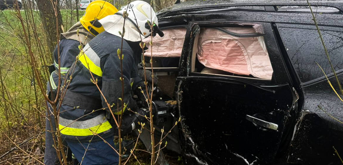 На Вінниччині водія деблокували з понівеченого авто після ДТП