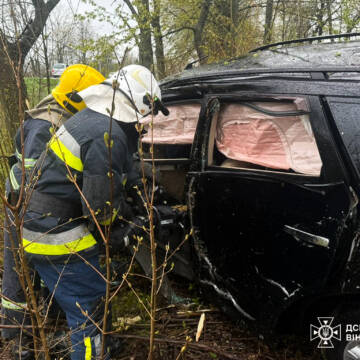 На Вінниччині водія деблокували з понівеченого авто після ДТП