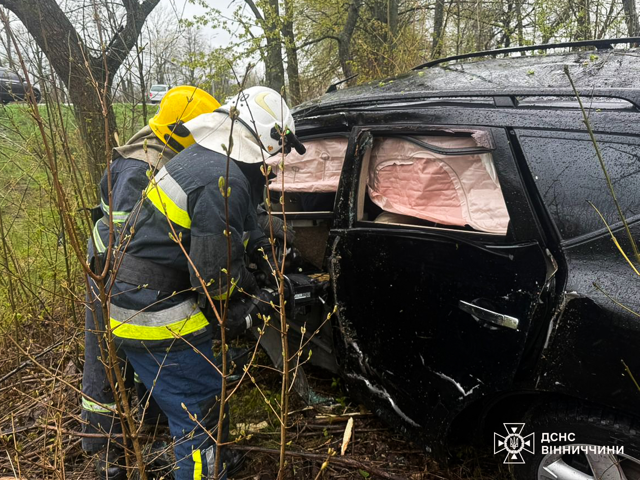 На Вінниччині водія деблокували з понівеченого авто після ДТП