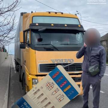 На трасі М-21 патрульні зупинили водія вантажівки під дією наркотиків