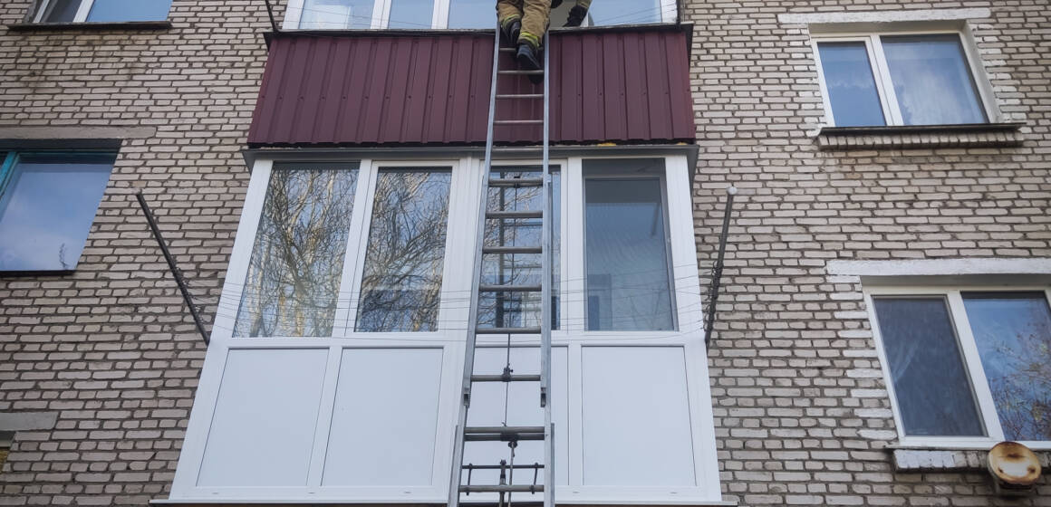 Через вікно до хворої: вінницькі рятувальники забезпечили доступ медиків до зачинених квартир