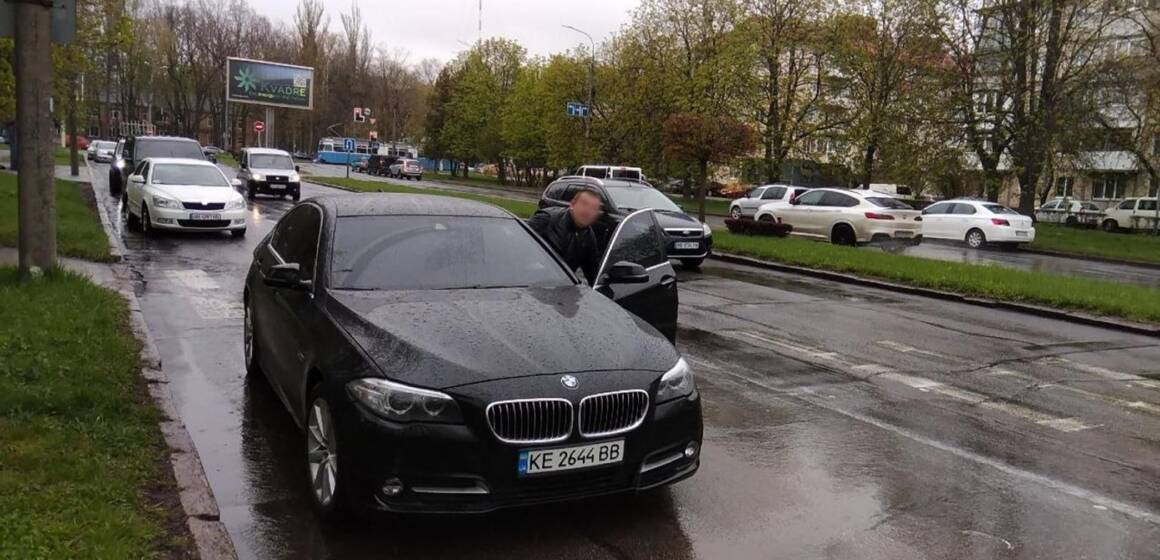 У Вінниці водій BMW напав на інспекторку з паркування