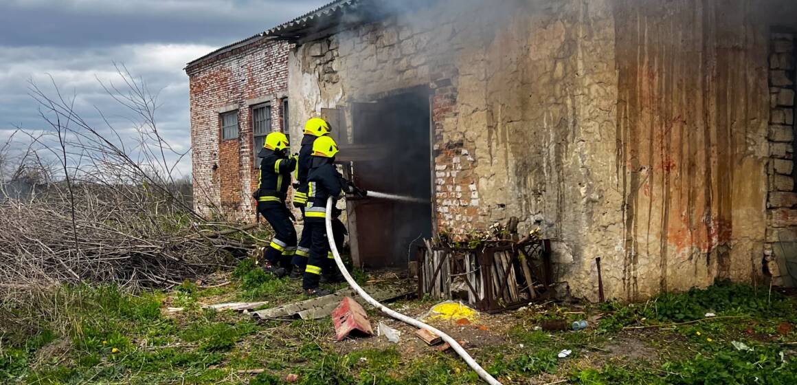 На Вінниччині ліквідували 12 пожеж: горіла суха трава, будівлі та дрова