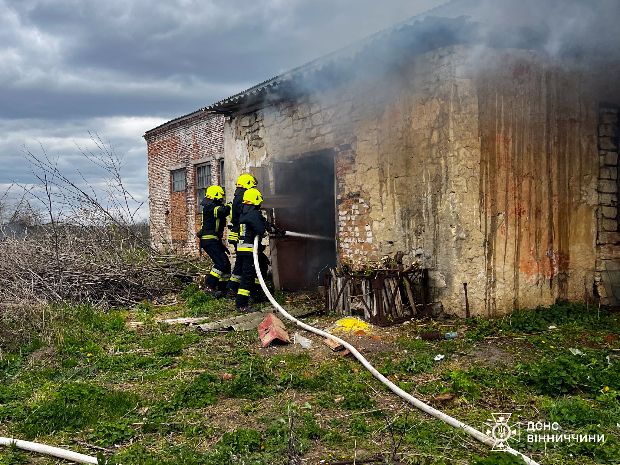 На Вінниччині ліквідували 12 пожеж: горіла суха трава, будівлі та дрова