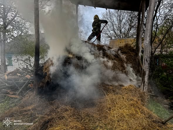 Дитяча гра з вогнем спричинила пожежу на Вінниччині: згорів сіновал
