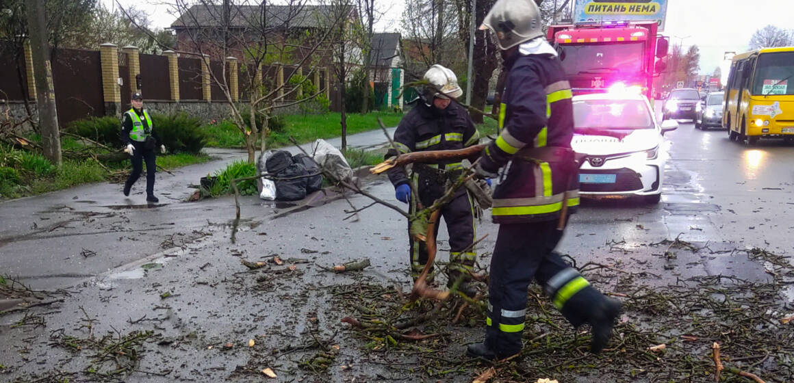 Майже 250 рятувальників ліквідовували наслідки негоди на Вінниччині (Оновлено)