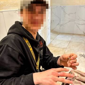 Вінницькі рятувальники визволили 20-річного хлопця з металевої «пастки»