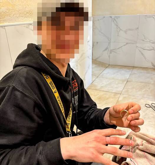 Вінницькі рятувальники визволили 20-річного хлопця з металевої «пастки»