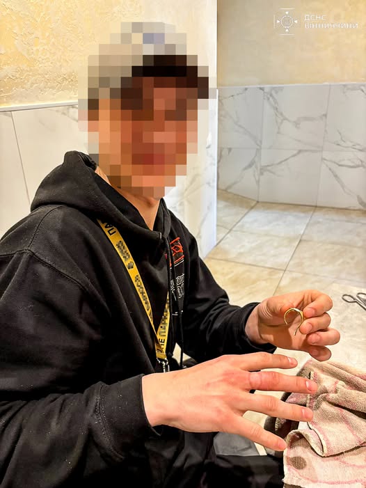 Вінницькі рятувальники визволили 20-річного хлопця з металевої «пастки»