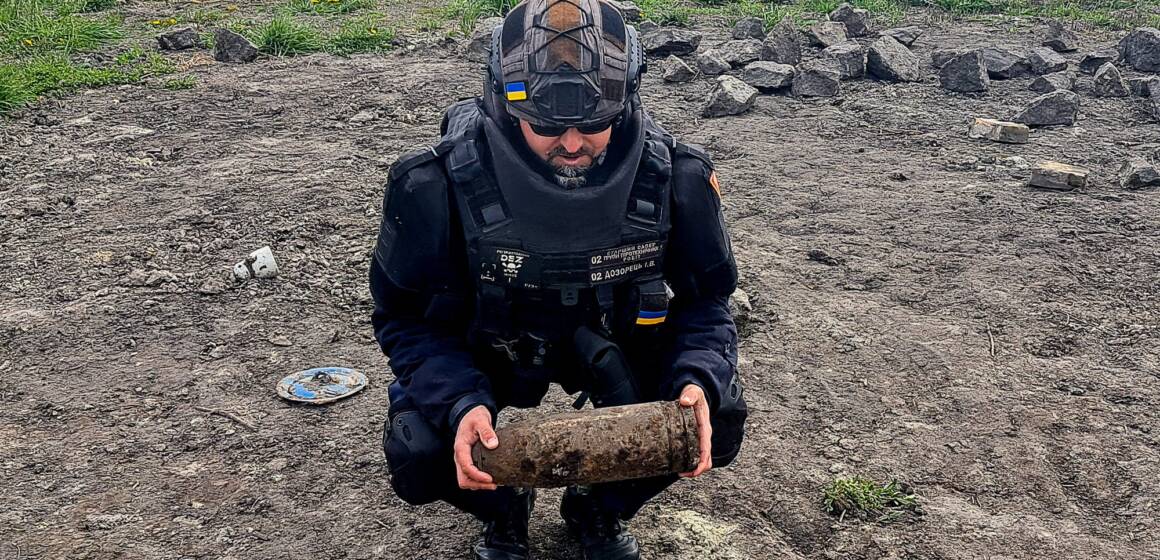 На Хмільниччині сапери знищили знайдені в полі старі боєприпаси