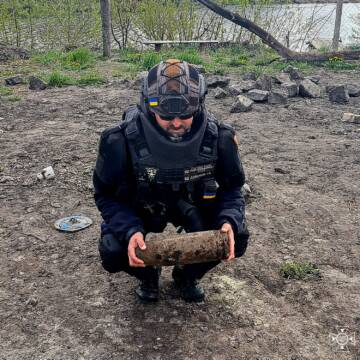 На Хмільниччині сапери знищили знайдені в полі старі боєприпаси