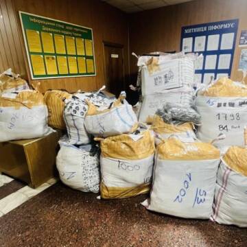 «Гуманітарка» з Туреччини: на вінницькій митниці викрили схему незаконного ввезення тон одягу