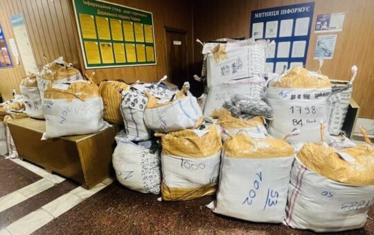 «Гуманітарка» з Туреччини: на вінницькій митниці викрили схему незаконного ввезення тон одягу