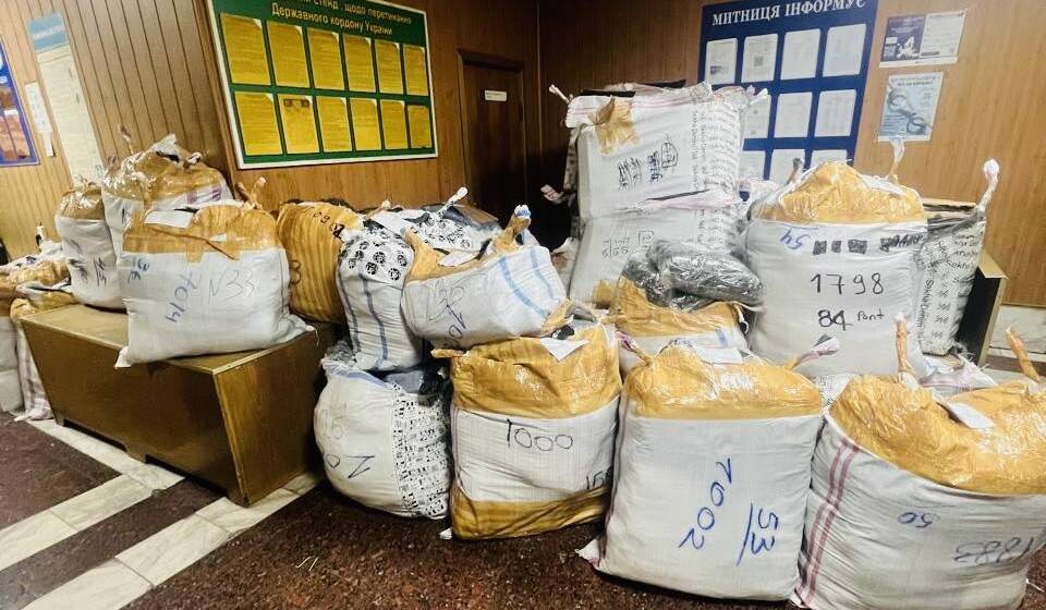 «Гуманітарка» з Туреччини: на вінницькій митниці викрили схему незаконного ввезення тон одягу