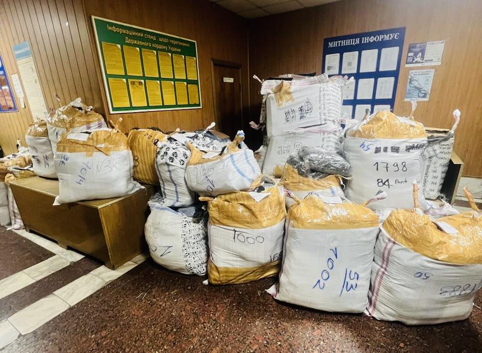 «Гуманітарка» з Туреччини: на вінницькій митниці викрили схему незаконного ввезення тон одягу