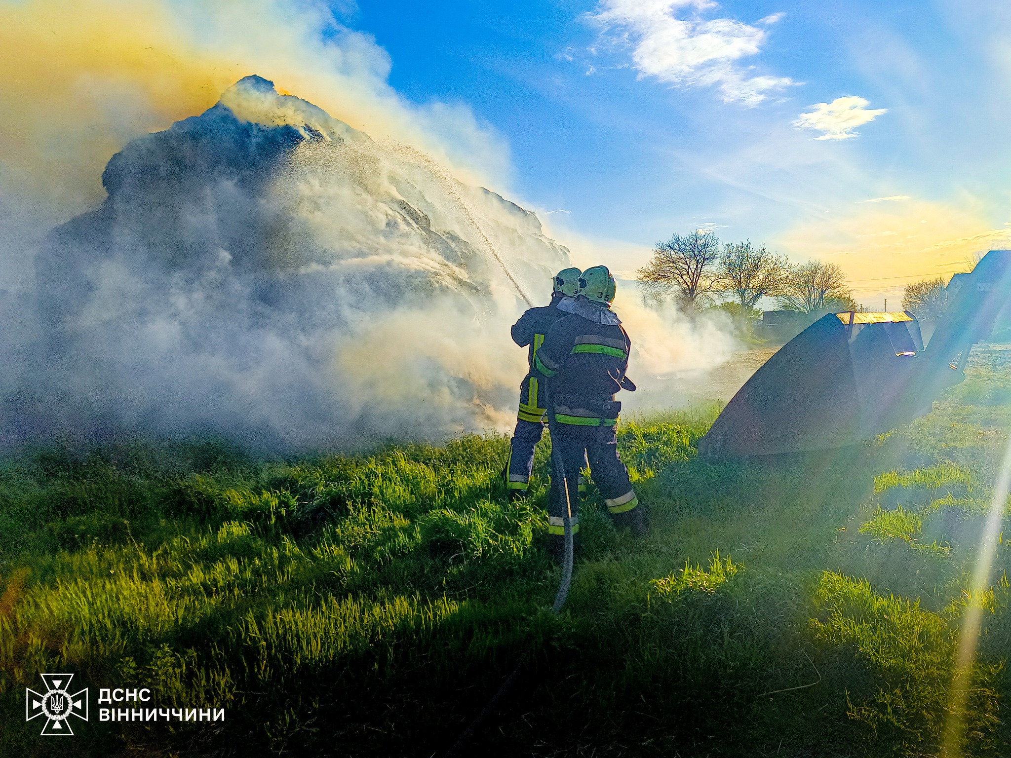 На Вінниччині рятувальники ліквідували 8 пожеж: горіли дрова, солома та суха рослинність