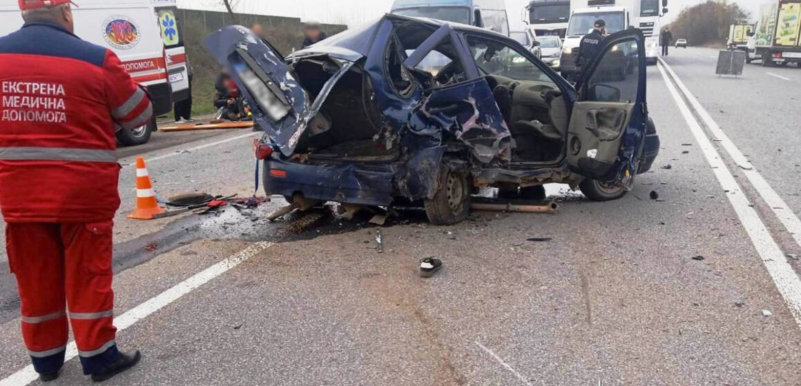 На трасі під Калинівкою Renault врізався у ВАЗ: постраждали троє молодих людей