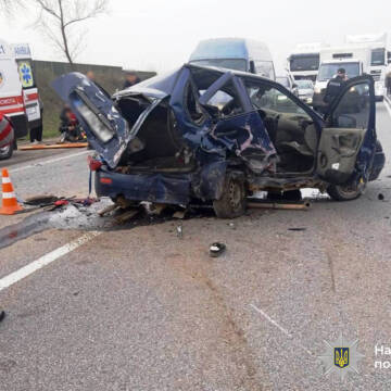 На трасі під Калинівкою Renault врізався у ВАЗ: постраждали троє молодих людей