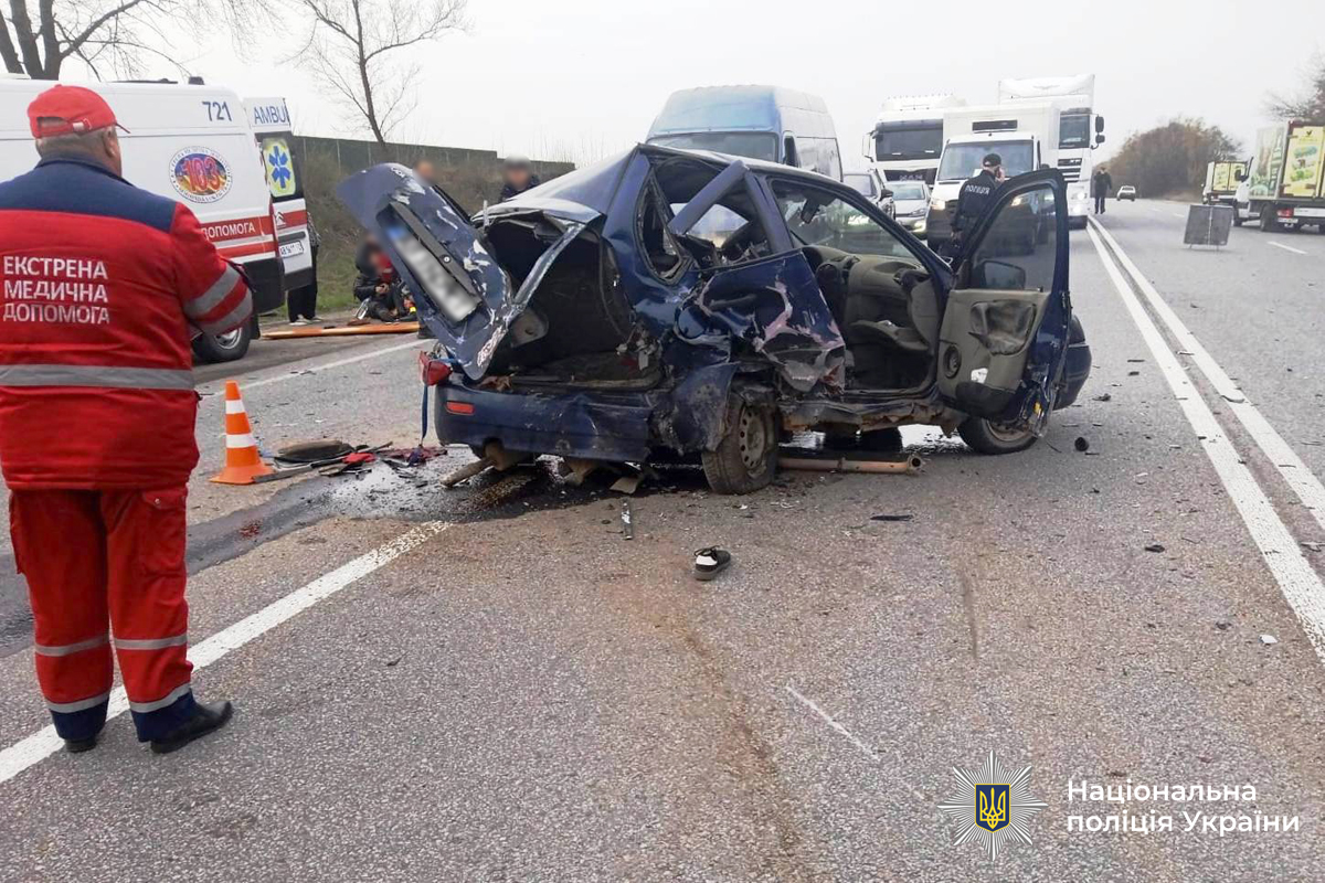 На трасі під Калинівкою Renault врізався у ВАЗ: постраждали троє молодих людей