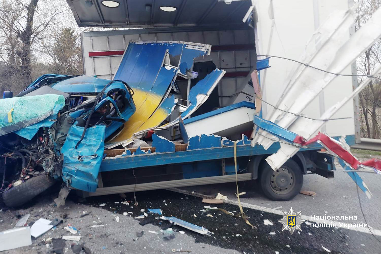 У зіткненні вантажівки та пасажирського автобуса під Хмільником загинув водій