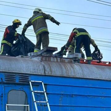 Ціна екстремального зачепінгу: 16-річний Ярослав бореться за життя після удару струмом на даху вагона