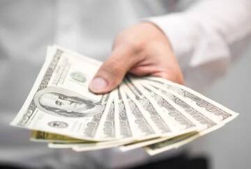 Долар дешевшає, а євро та злотий зростають у ціні