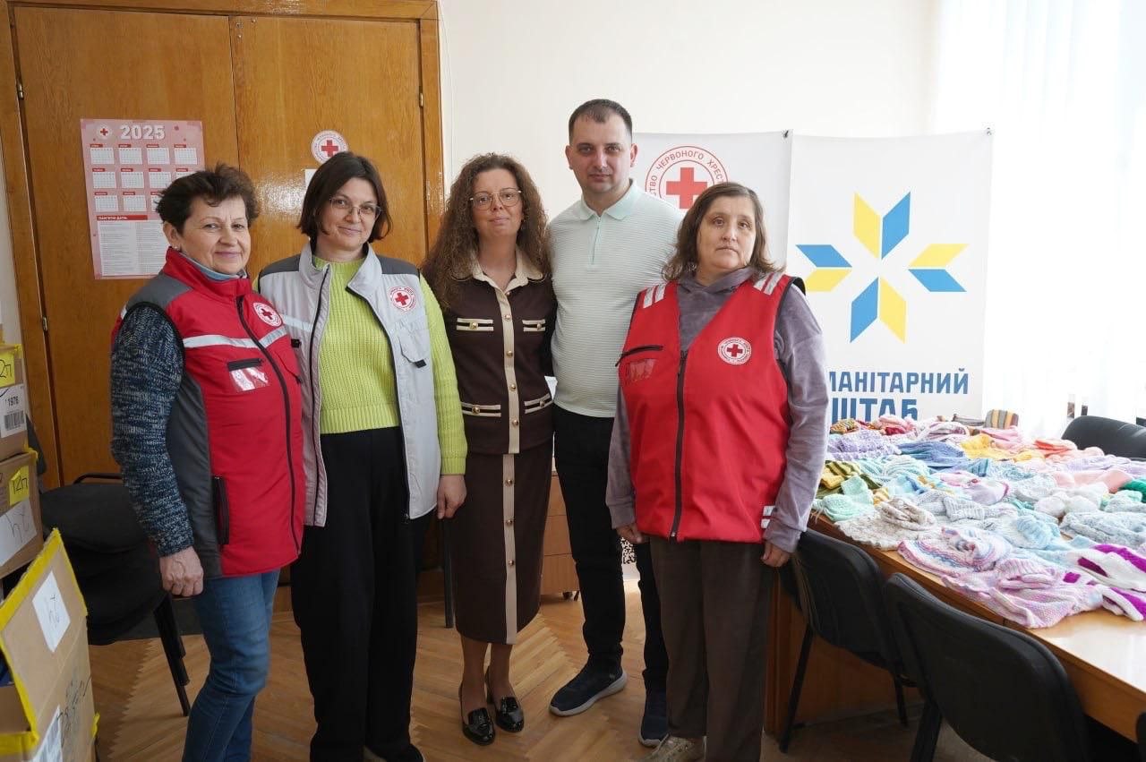 Міжрегіональний координаційний гуманітарний штаб спільно з Товариством Червоного Хреста у Вінницькому районі передали сотні пар взуття дітям вразливих категорій