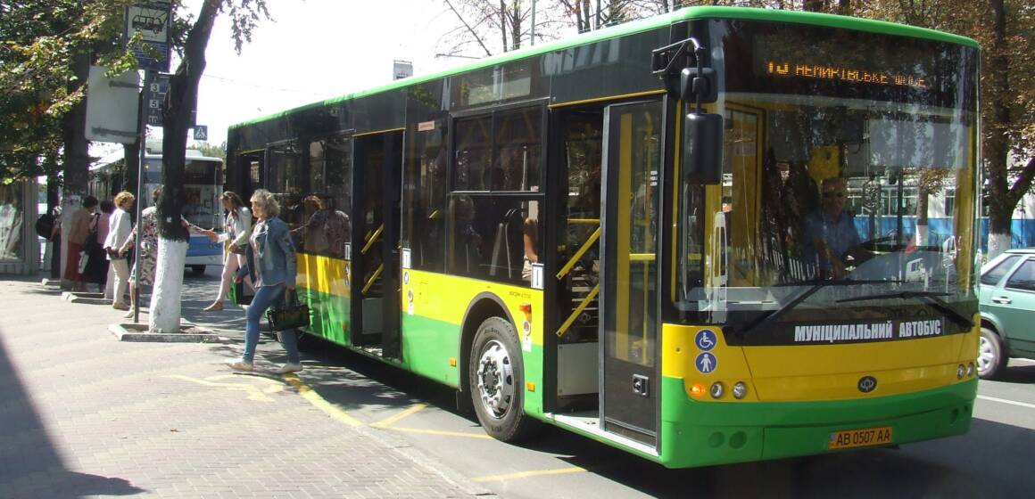 Муніципальний автобус 19Б їде на Вінницькі Хутори