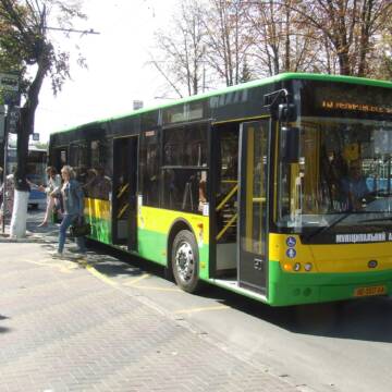 Муніципальний автобус 19Б їде на Вінницькі Хутори