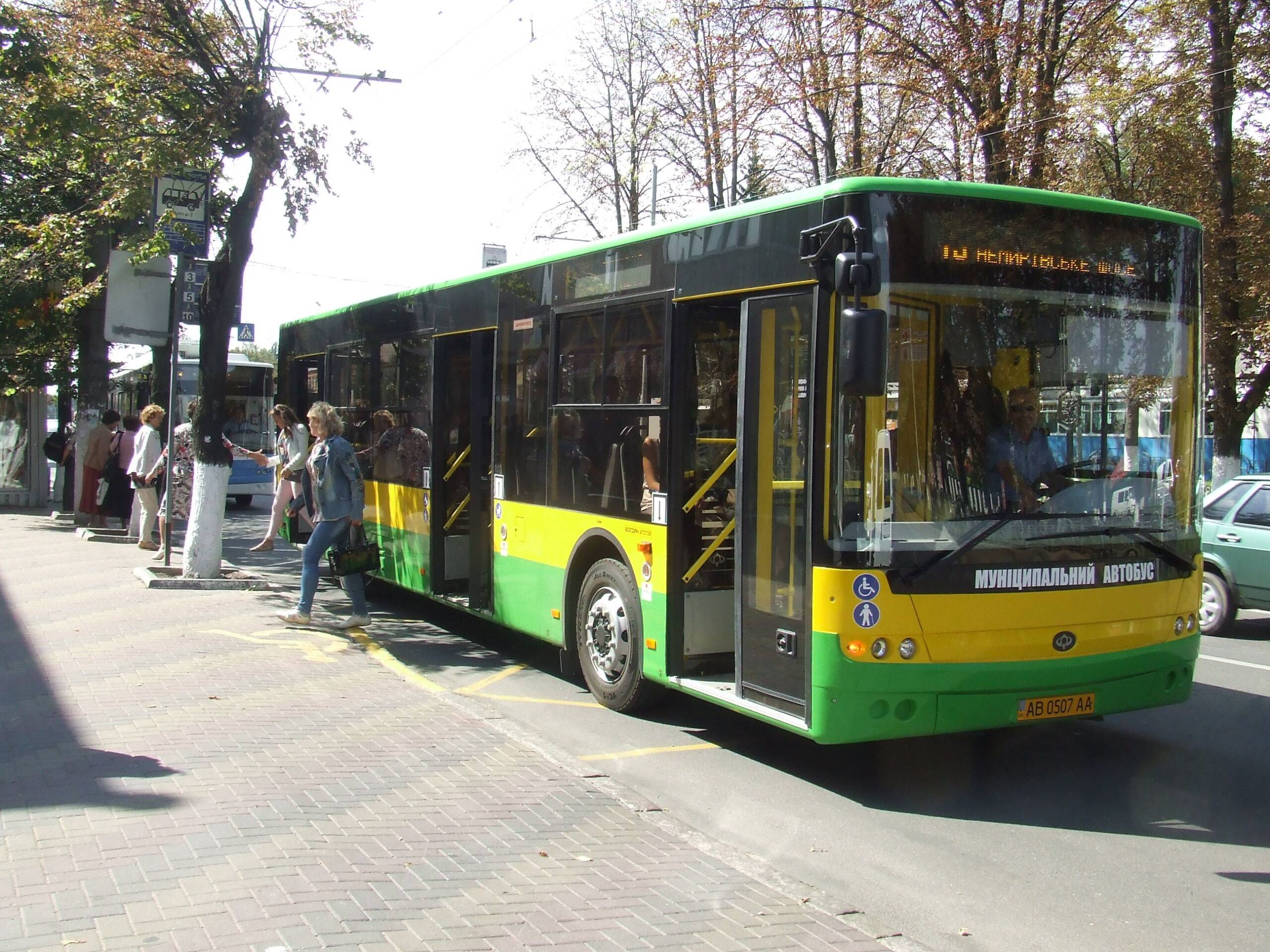 Муніципальний автобус 19Б їде на Вінницькі Хутори