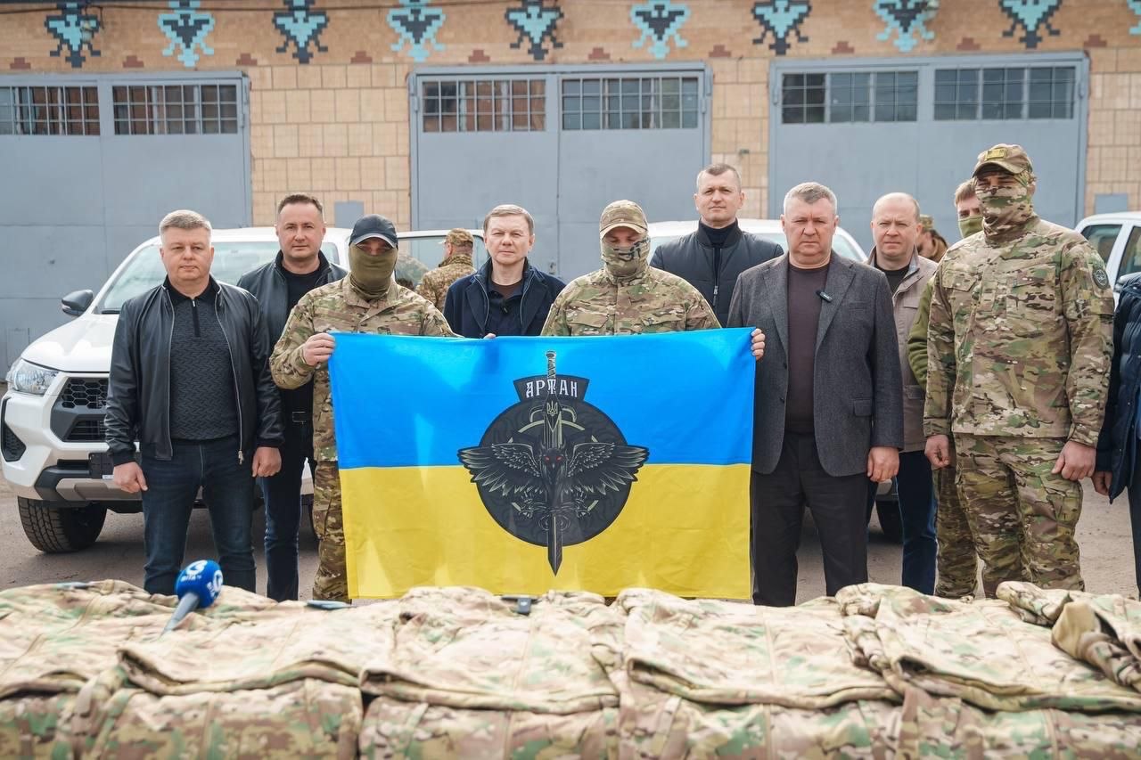 Нові позашляховики та спецкуртки: Міжрегіональний координаційний гуманітарний штаб продовжує підтримувати військових