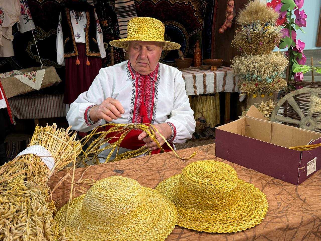 Капелюх за шість днів: майстер із Лукашівки ділиться секретами соломоплетіння