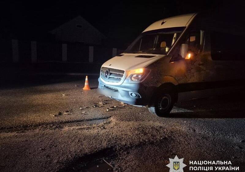 На Вінниччині скутерист зіткнувся із мікроавтобусом: водія госпіталізовано