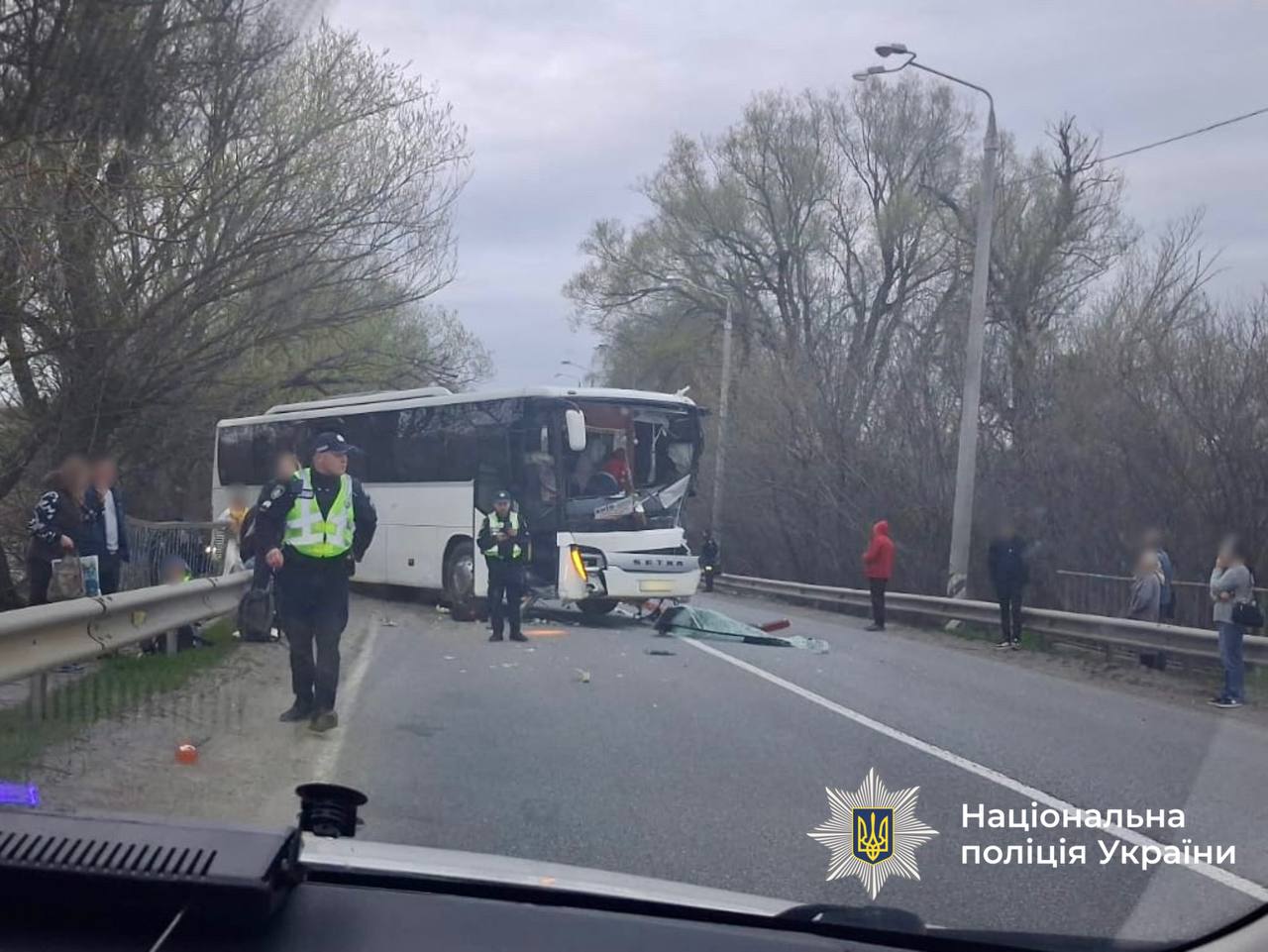 У зіткненні вантажівки та пасажирського автобуса під Хмільником загинув водій