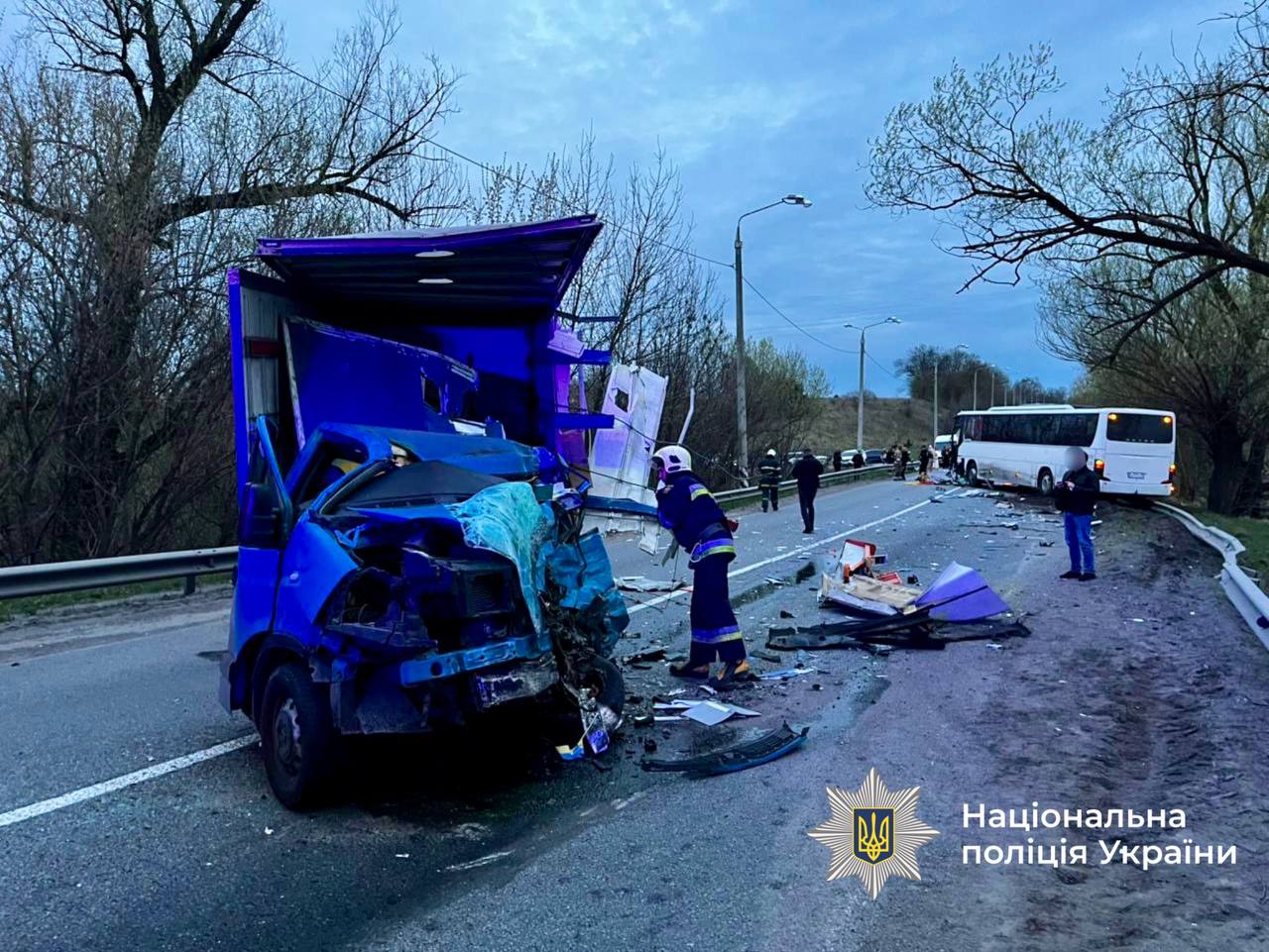 У зіткненні вантажівки та пасажирського автобуса під Хмільником загинув водій