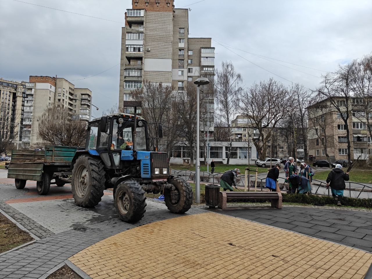 На проспекті Космонавтів у Вінниці висадили тюльпанові дерева та пекінський бузок