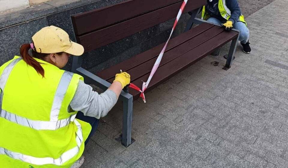 photo_2026-04-02_14-38-49 Весняне оновлення: Вінниця фарбує вуличні меблі та висаджує дерева