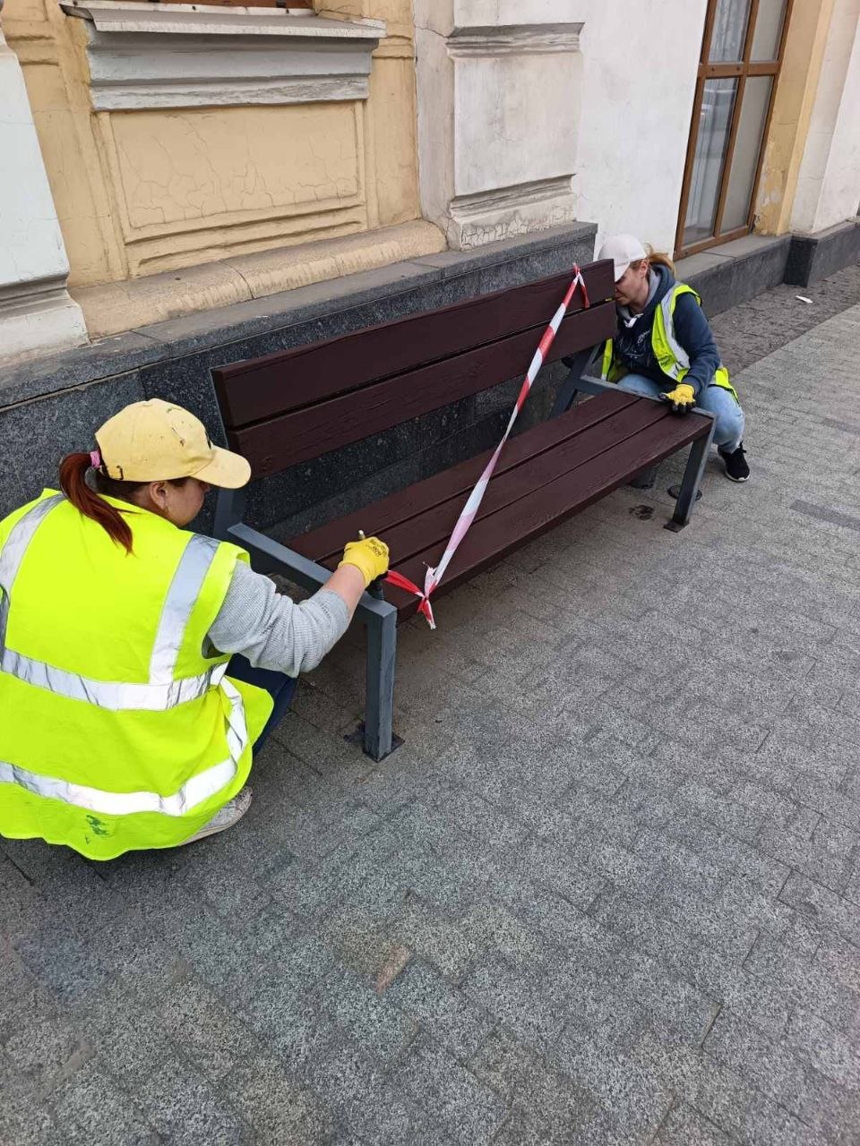 Весняне оновлення: Вінниця фарбує вуличні меблі та висаджує дерева
