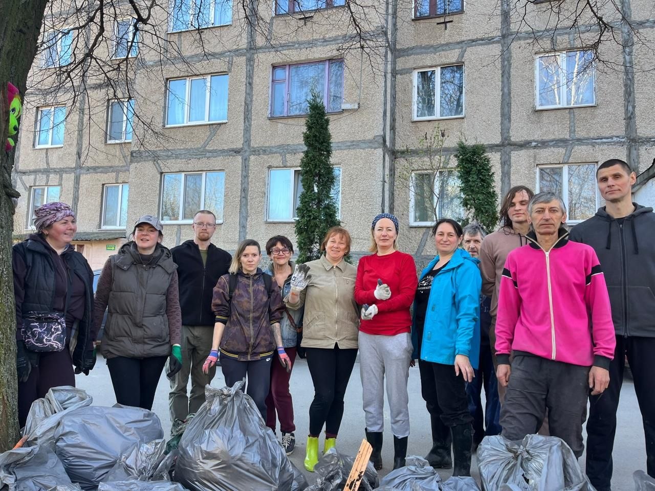 Вінничани витягли з річки Скельна понад 50 шин та 50 мішків сміття