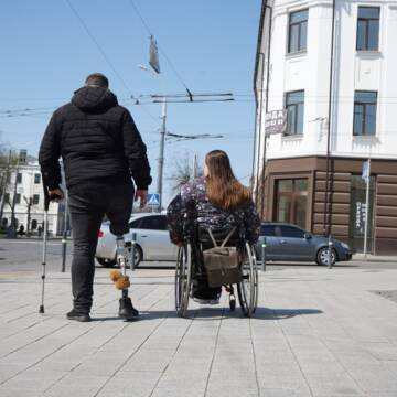 Комфорт без бар’єрів: у Вінниці перевірили оновлений Майдан Небесної Сотні після зими