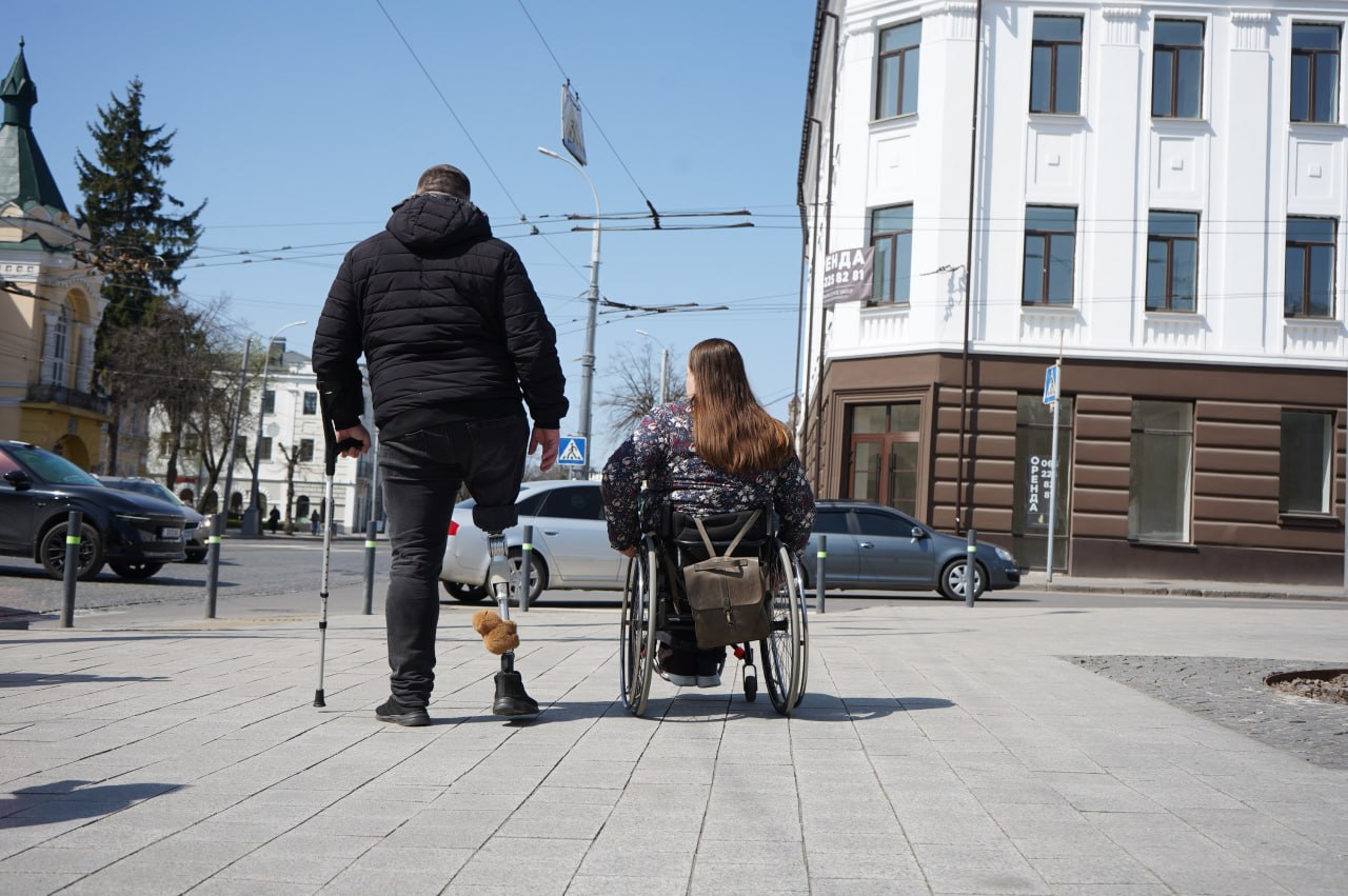 Комфорт без бар’єрів: у Вінниці перевірили оновлений Майдан Небесної Сотні після зими
