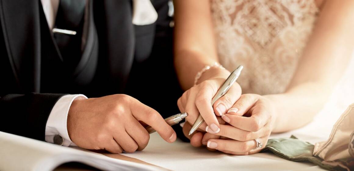 _pidpisue_svidotstvo_rozpis_shlyub_reestratsiyu_shlyubu_dokumenti__gettyimages_1432007084_633fa8951aae90caf0e11e74d32a8111_1300x820 На Вінниччині від початку року створили 860 нових родин