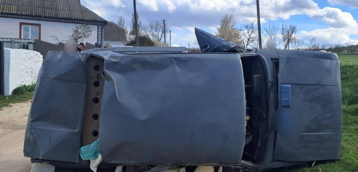 ДТП на Вінниччині: перекинута автівка з підлітками та травмований мотоцикліст