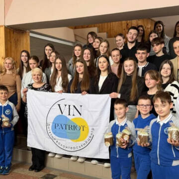 Вінницькі школярі передали великодні пакунки захисникам у лікарнях
