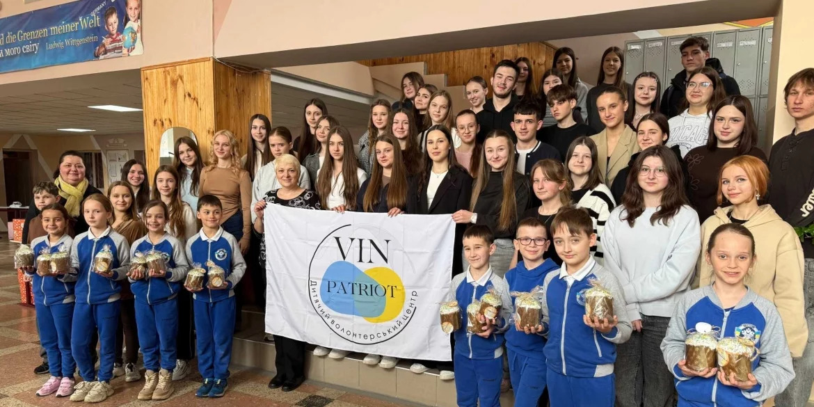 Вінницькі школярі передали великодні пакунки захисникам у лікарнях
