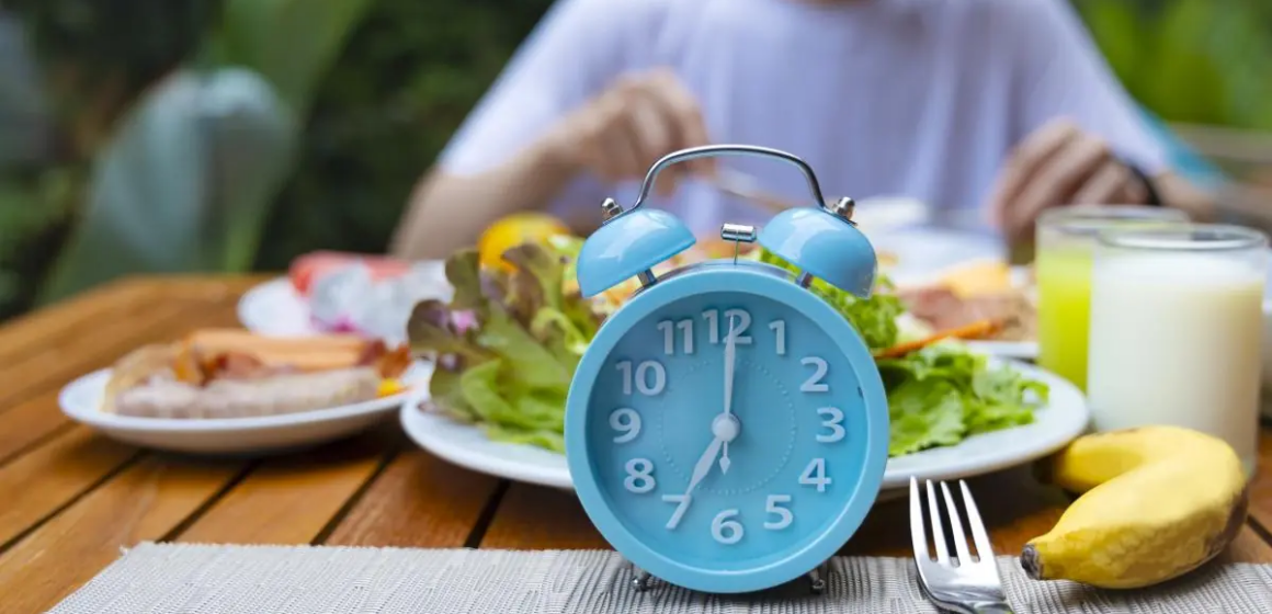 Пізні сніданки і довгі перерви: як режим їжі прискорює старіння