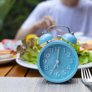 Пізні сніданки і довгі перерви: як режим їжі прискорює старіння